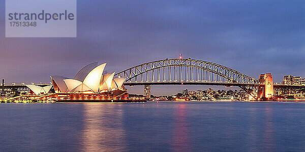 Beleuchtete Sydney Harbour Bridge über den Fluss gegen den Himmel in der Abenddämmerung  Australien