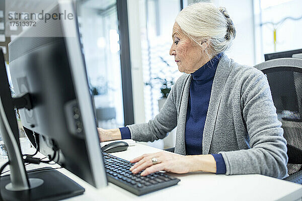 Ältere Frau besucht Computerkurs