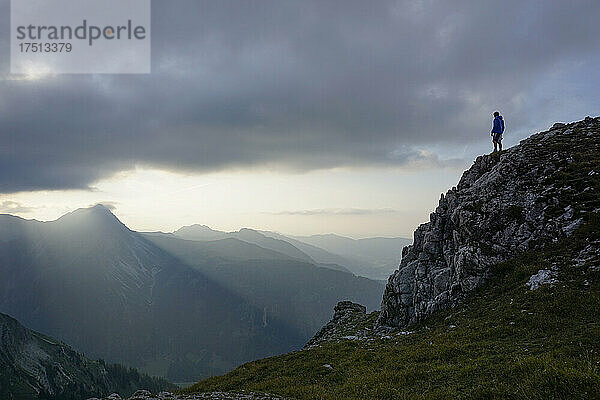Wanderer am Aussichtspunkt am Abend  Sulzspitze  Tirol  Österreich