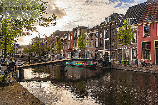 Niederlande  Südholland  Leiden  Brücke und historische Häuser am Oude Rijn-Kanal