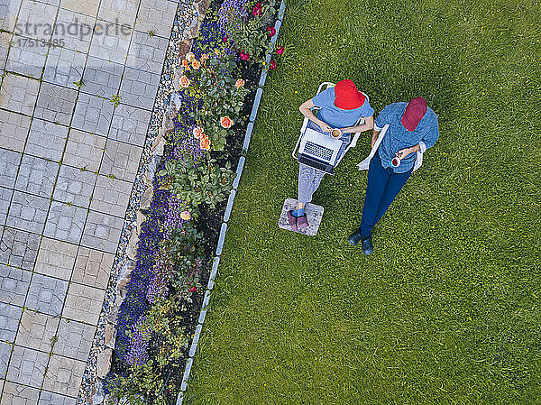 Luftaufnahme eines Paares  das im Garten sitzt