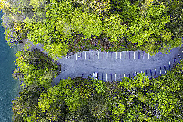 Drohnenansicht eines leeren Parkplatzes am Ufer des Alatsees