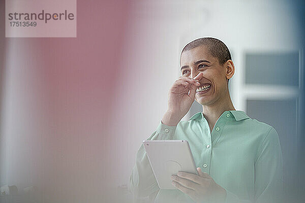 Porträt einer lachenden Frau mit Tablet