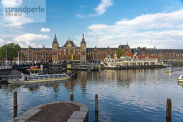 Niederlande  Nordholland  Amsterdam  Stadtkanal mit dem Bahnhof Amsterdam Centraal im Hintergrund