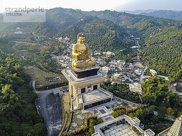 Taiwan  Bezirk Dashu  Kaohsiung  Luftaufnahme der goldenen Buddha-Statue im Fo Guang Shan-Kloster