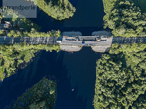 Russland  Oblast Leningrad  Tichwin  Luftaufnahme der Brücke über den Fluss Tichwinka im Sommer