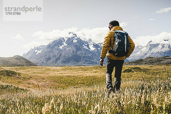 Mann mit Rucksack wandert im Nationalpark Torres Del Paine in Patagonien  Südamerika