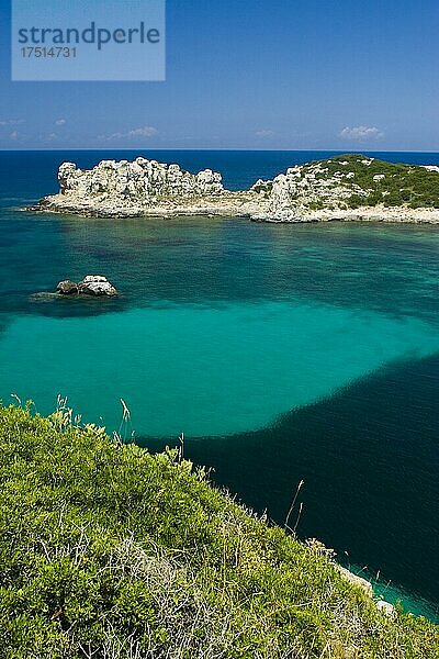 Die kleine Insel Pianosa ist eines der letzten existierenden Naturparadiese Italiens. Vor den Küsten der Toskana  nicht weit von der Insel Elba entfernt  wurde sie mehr als 142 Jahre lang als Hochsicherheitsgefängnis genutzt und beherbergte einige der gefährlichsten Mafia- und Terroristenverbrecher Europas. Bislang von der Welt abgeschottet  hat es nun seine Tore für eine kleine Anzahl ausgewählter Besucher geöffnet  um seine außergewöhnliche natürliche Schönheit und seinen Reichtum zu bewahren. Ein wahrer Schatz  der definitiv ein besseres Erhaltungsprogramm verdient hätte.