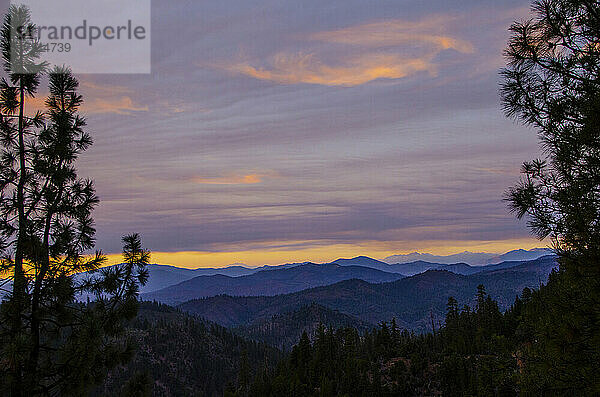 Nordamerika  USA  Kalifornien  Sonnenuntergang über der Sierra Nevada Mountains  Purple Mountains  Pink Sky