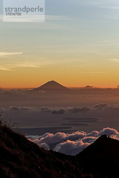 Sonnenuntergang Blick über Mount Agung und Mount Batur auf Bali  und die drei Gili-Inseln auf der dreitägigen Mount Rinjani Wanderung  Lombok  Indonesien  Asien  Hintergrund mit Kopierraum