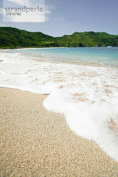 Weißer Sand am Mawun Strand im Süden von Lombok  ein tropisches Paradies  Indonesien  Asien  Hintergrund mit Kopierraum