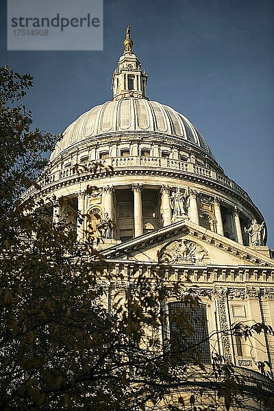 St. Pauls Cathedral  eine beliebte Touristenattraktion und ein Wahrzeichen Londons an einem strahlend blauen Herbsttag  aufgenommen während der Coronavirus-Covid-19-Pandemie  als es in England  Europa  ruhig und leer war.