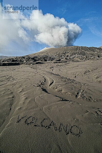 Das Wort Vulkan in Asche geschrieben am Mount Bromo  Bromo Tengger Semeru National Park  Ost-Java Indonesien  Asien