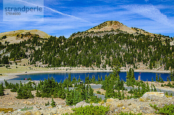 Nordamerika  USA  Kalifornien  Lassen Volcanic Narional Park Mount Lassen und Lake Helen