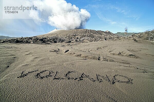 Das Wort Vulkan in Asche geschrieben am Mount Bromo  Bromo Tengger Semeru National Park  Ost-Java Indonesien  Asien