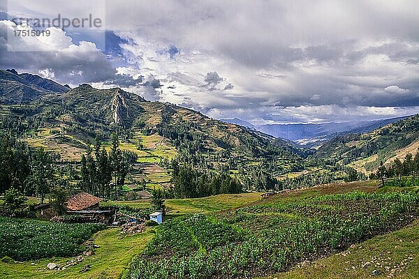 Das schöne Tal hinter dem kleinen Dorf Chacas  Peru