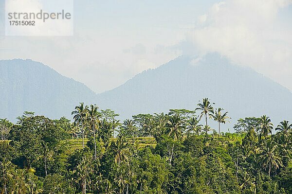 Vulkan auf Bali  Indonesien  Asien  Hintergrund mit Kopierraum