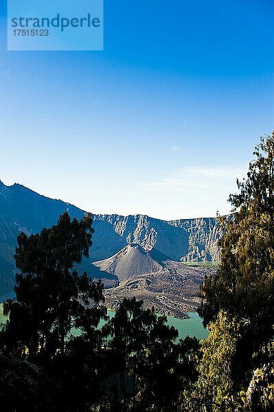 Vulkan Mount Rinjani und Krater auf Lombok  der zweithöchste Vulkan in Indonesien  Asien