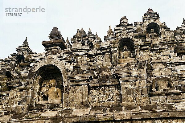 Steinbuddhas im Borobudur-Tempel  Yogyakarta  Java  Indonesien  Asien