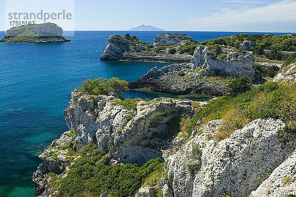 Die kleine Insel Pianosa ist eines der letzten existierenden Naturparadiese Italiens. Vor den Küsten der Toskana  nicht weit von der Insel Elba entfernt  wurde sie mehr als 142 Jahre lang als Hochsicherheitsgefängnis genutzt und beherbergte einige der gefährlichsten Mafia- und Terroristenverbrecher Europas. Bislang von der Welt abgeschottet  hat es nun seine Tore für eine kleine Anzahl ausgewählter Besucher geöffnet  um seine außergewöhnliche natürliche Schönheit und seinen Reichtum zu bewahren. Ein wahrer Schatz  der definitiv ein besseres Erhaltungsprogramm verdient hätte.