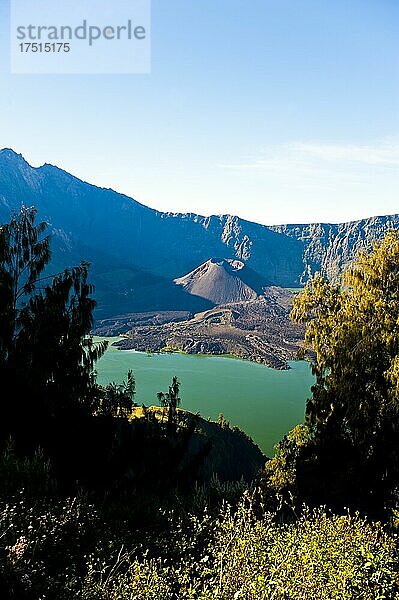 Vulkan Mount Rinjani und Krater auf Lombok  der zweithöchste Vulkan in Indonesien  Asien