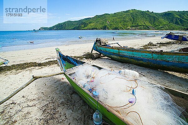 Traditionelles Fischerboot am Strand von Kuta im traditionellen Fischerdorf von Kuta Lombok  West Nusa Tenggara  Indonesien  Asien
