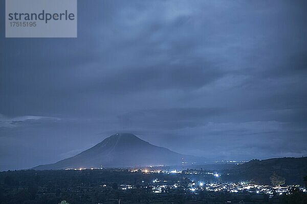 Sunabung Vulkan bei Nacht  Berastagi  Brastagi  Nordsumatra  Indonesien  Asien  Hintergrund mit Kopierraum