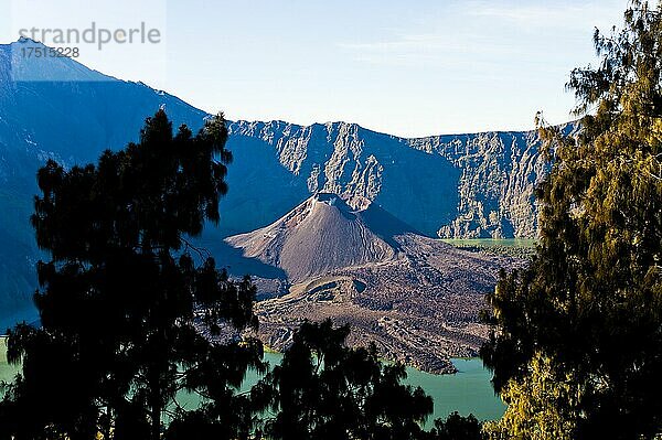 Vulkan Mount Rinjani und Krater auf Lombok  der zweithöchste Vulkan in Indonesien  Asien