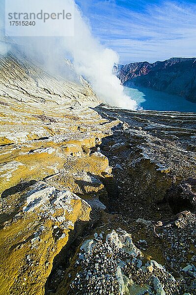 Der türkisblaue saure Kratersee des Kawah Ijen  Java  Indonesien  Asien  Asien