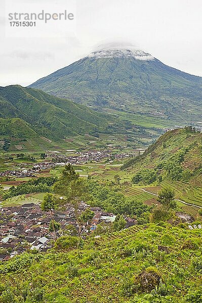 Die Stadt Wonosobo in der vulkanischen Caldera des Dieng-Plateaus  Zentral-Java  Indonesien  Asien