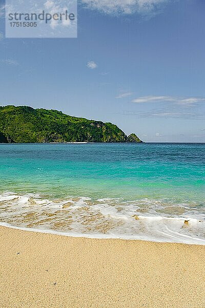 Weißer Sand am Mawun Strand im Süden von Lombok  ein tropisches Paradies  Indonesien  Asien  Hintergrund mit Kopierraum