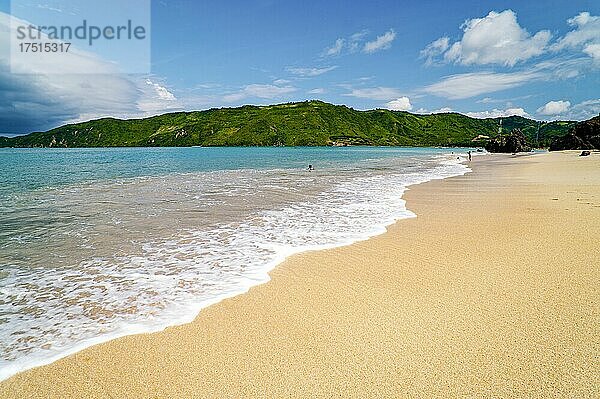 Schöner weißer Sand und klares blaues Wasser am Kuta Beach  Kuta Lombok  West Nusa Tenggara  Indonesien  Asien  Hintergrund mit Kopierraum