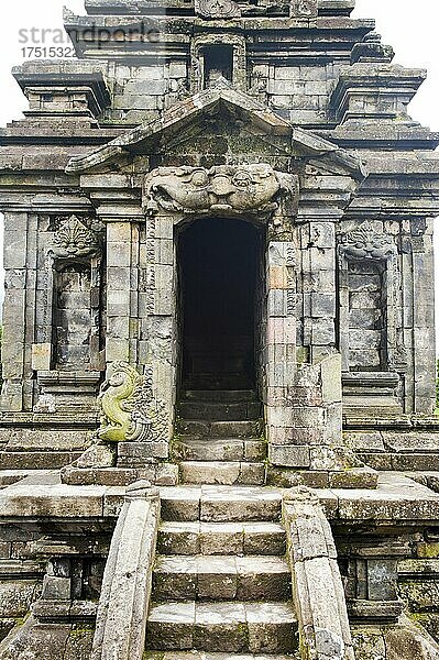 Eingang zu einem Tempel in der hinduistischen Tempelanlage Candi Arjuna  Dieng Plateau  Zentraljava  Indonesien  Asien