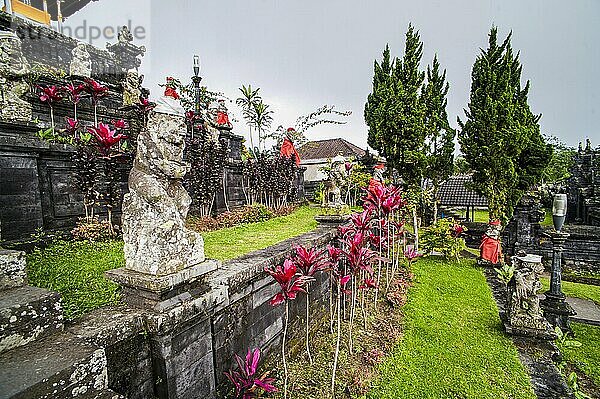 Steinstatuen im Besakih-Tempel  Pura Besakih  Bali  Indonesien  Asien