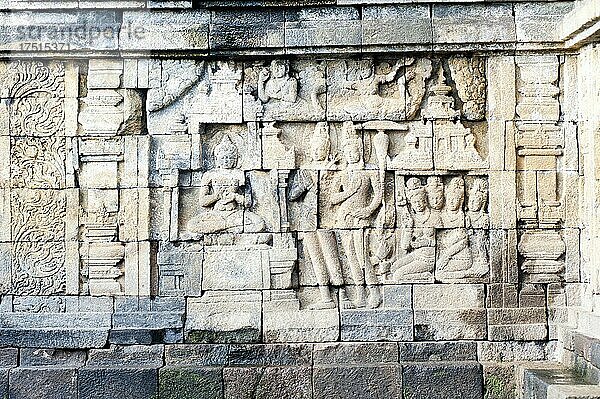 Nahaufnahme eines Details der steinernen Basrelief-Schnitzereien  die die Wände des Borobudur-Tempels säumen  Yogyakarta  Java  Indonesien  Asien