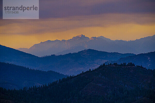 Nordamerika  USA  Kalifornien  Sonnenuntergang über der Sierra Nevada  lila Berge  orange-rosa Himmel