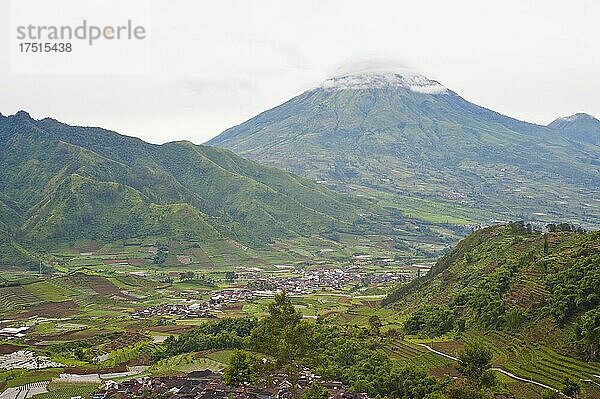 Stadt Wonosobo in der vulkanischen Caldera des Dieng-Plateaus  Zentral-Java  Indonesien  Asien