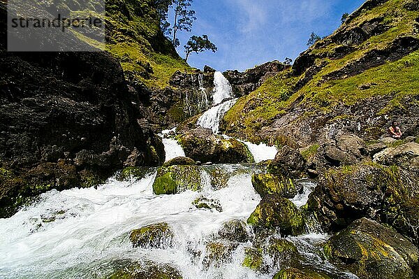 Wasserfälle am Fuße des Rinjani-Kraters  Lombok  Indonesien  Asien