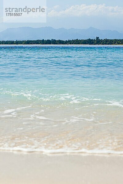 Kristallklares Meer auf der Insel Gili Meno mit Gili Air und Rinjani auf Lombok im Hintergrund  Gili Islands  Indonesien  Asien  Asien  Hintergrund mit Kopierraum