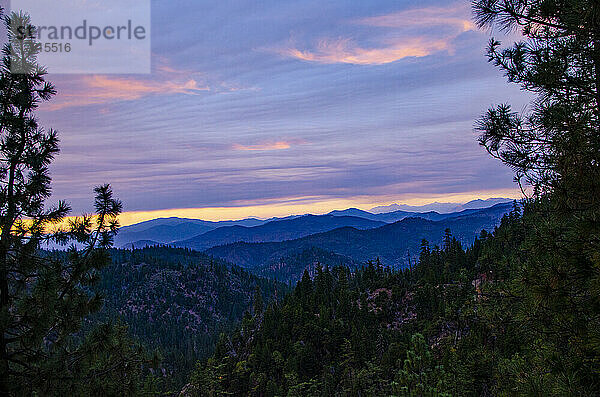 Nordamerika  USA  Kalifornien  Sonnenuntergang über der Sierra Nevada Mountains  Purple Mountains  Pink Sky