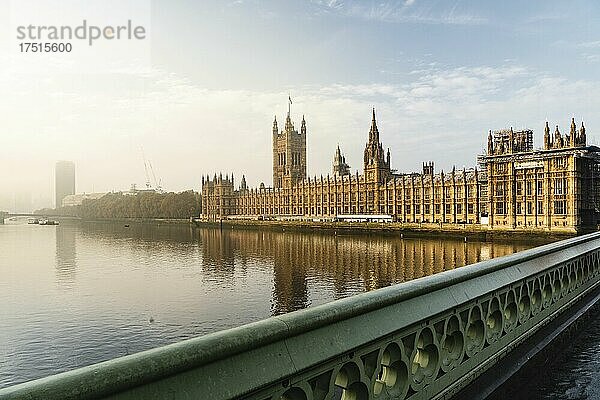 Houses of Parliament  das ikonische alte Londoner Gebäude und Wahrzeichen der Touristenattraktion mit schönem Sonnenlicht  aufgenommen während der Abriegelung durch das Coronavirus Covid-19 in England  UK