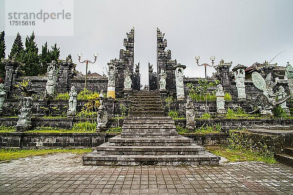 Steintreppen im Besakih-Tempel  Muttertempel von Besakih  Bali  Indonesien  Asien
