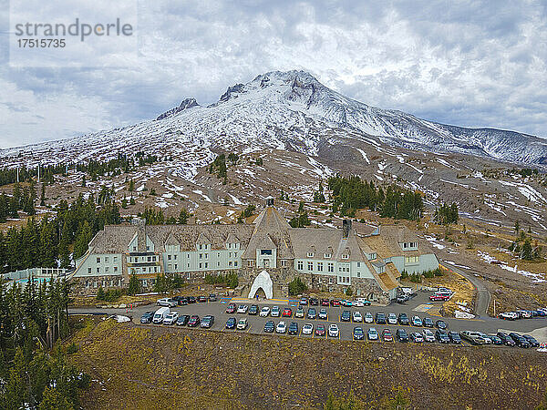 Luftaufnahme der Tiberline Lodge mit Mount Hood im Hintergrund