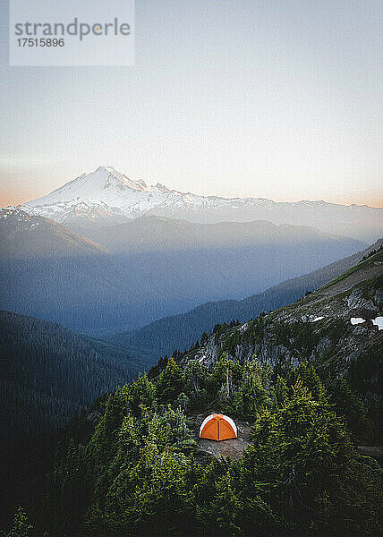 Ein Zelt an einem abgelegenen Ort in North Cascades in der Nähe des Berges. Bäcker