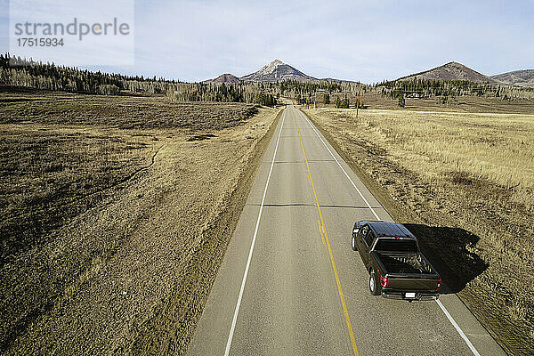 Der Pickup fährt geradeaus in Richtung Hahn's Peak  Colorado