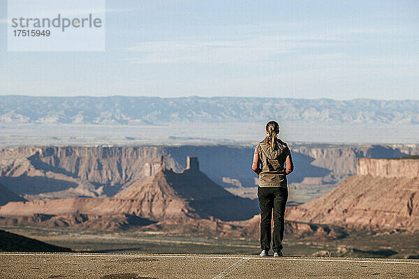 Eine junge Frau blickt von La Sals aus auf Castle Valley  Utah.