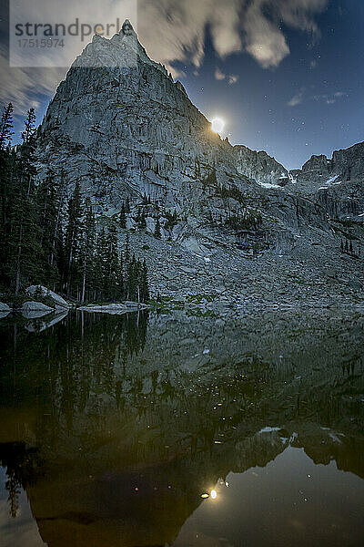 Mondaufgang über dem Lone Eagle Peak