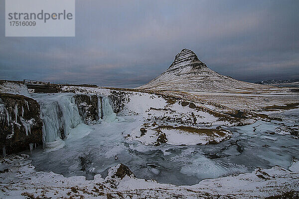 Der berühmte Wasserfall Kirkjufellsfoss im Westen Islands im Winter