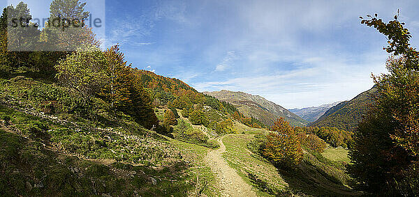 Herbstpanorama im Aspe-Tal  Pyrenäen in Frankreich.
