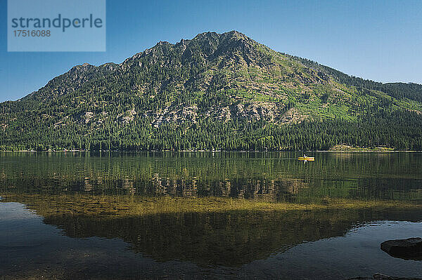 Wunderschöner See in den Bergen an einem Sommertag